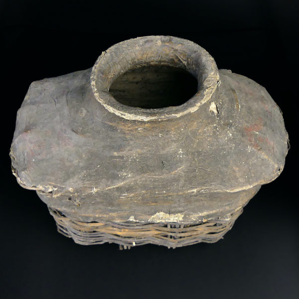 Panier à huile chinois ancien en vannerie d’osier tissus et argile (dessus 3/4)