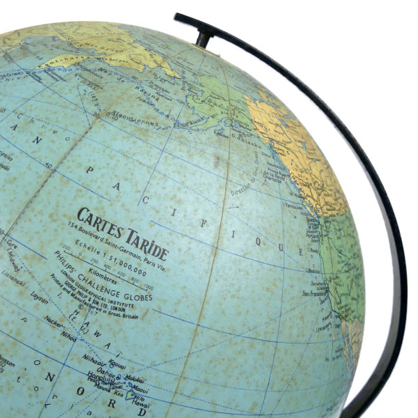 Globe terrestre trépied de 1967 fabriqué en Grande Bretagne Carte Taride Paris (détail)