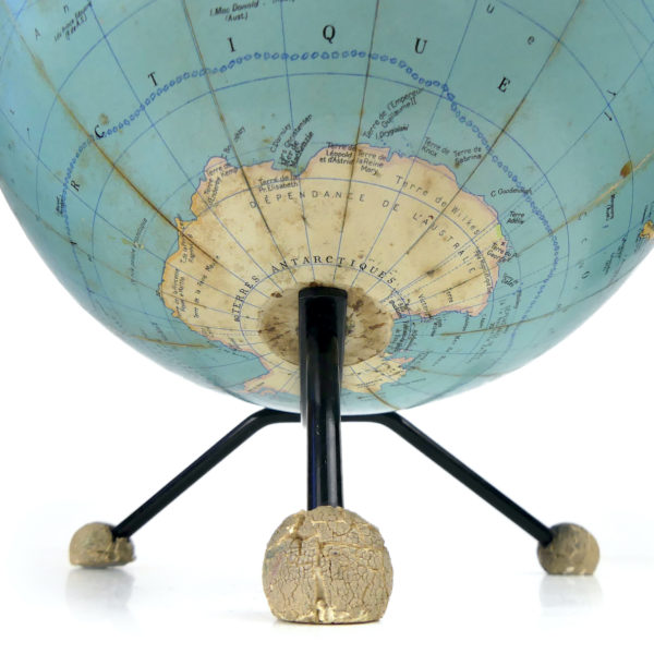 Globe terrestre trépied de 1967 fabriqué en Grande Bretagne Carte Taride Paris (détail)