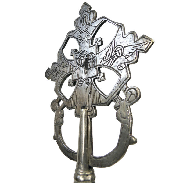 Petite croix copte orthodoxe éthiopienne argentée sur pied en bois tourné noir (3/4)