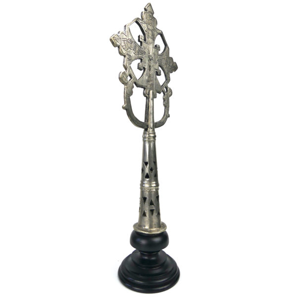 Petite croix copte orthodoxe éthiopienne argentée sur pied en bois tourné noir (3/4)