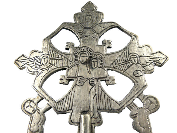 Petite croix copte orthodoxe éthiopienne argentée sur pied en bois tourné noir (face)