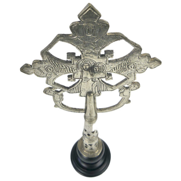 Petite croix copte orthodoxe éthiopienne argentée sur pied en bois tourné noir (dessus 3/4)