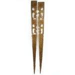 Deux grands couteaux Tiki crantés en Miro sculpté (face)