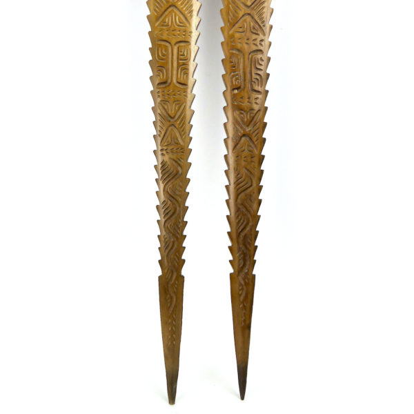 Deux grands couteaux Tiki crantés en Miro sculpté (détail)