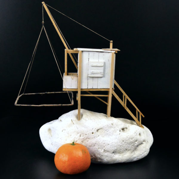 Petit carrelet en bois sur pierre calcaire de la côte charentaise Modèle réduit artisanal (profil)