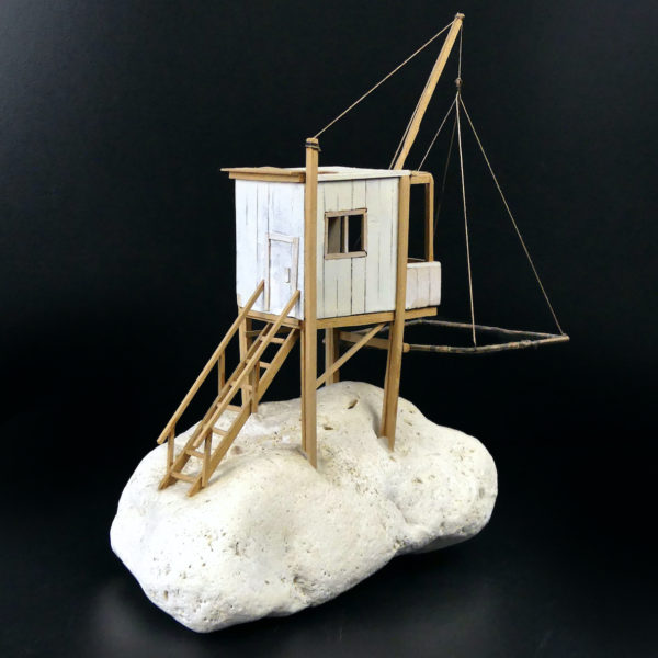 Petit carrelet en bois sur pierre calcaire de la côte charentaise Modèle réduit artisanal (3/4 dos)