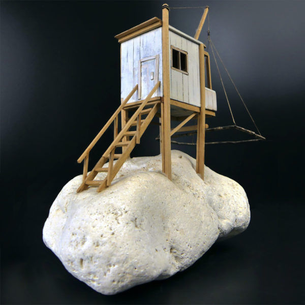 Petit carrelet en bois sur pierre calcaire de la côte charentaise Modèle réduit artisanal (3/4 dos)