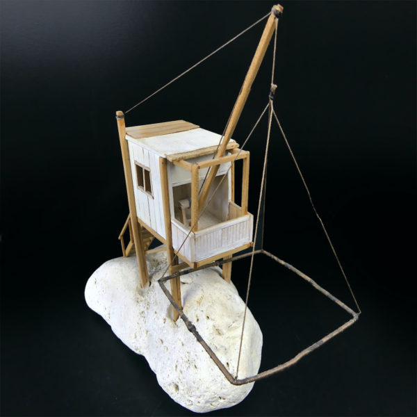 Petit carrelet en bois sur pierre calcaire de la côte charentaise Modèle réduit artisanal (dessus 3/4)