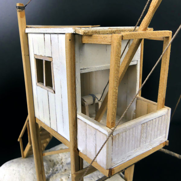 Petit carrelet en bois sur pierre calcaire de la côte charentaise Modèle réduit artisanal (détail)