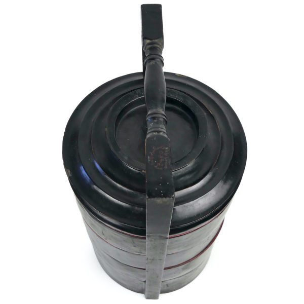 Jubako bento Myanmar ancien en bambou laqué rouge et noir Birmanie Mi-XXe (dessus 3/4)