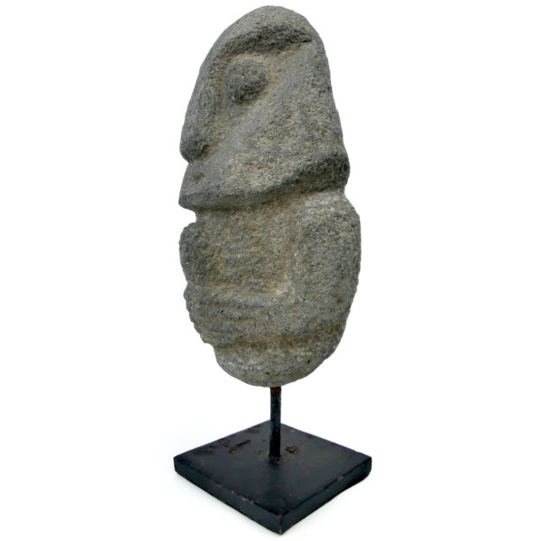 Statuette anthropomorphe papoue ovoïde massive en pierre volcanique (3/4)