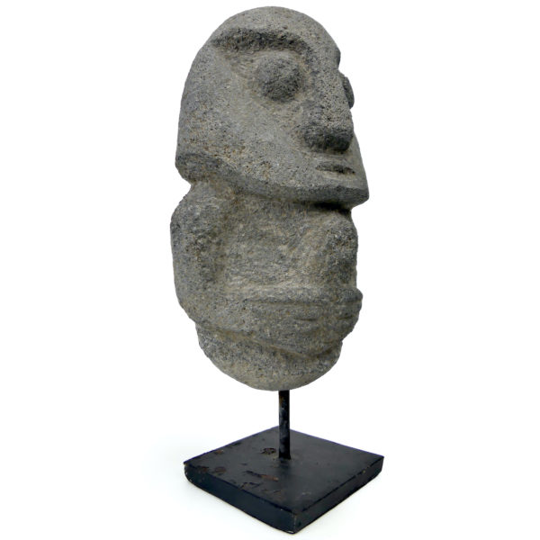 Statuette anthropomorphe papoue ovoïde massive en pierre volcanique (3/4)