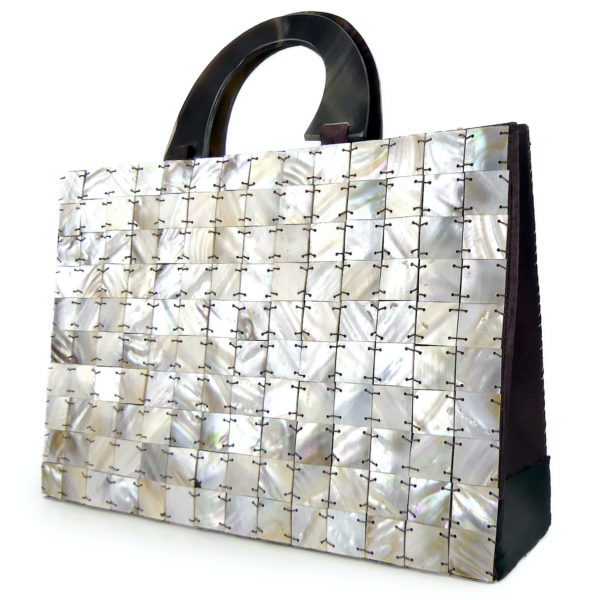 Petit sac de soirée en nacre corne et tissu marron satiné (3/4)