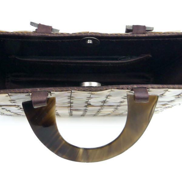 Petit sac de soirée en nacre corne et tissu marron satiné (détail)