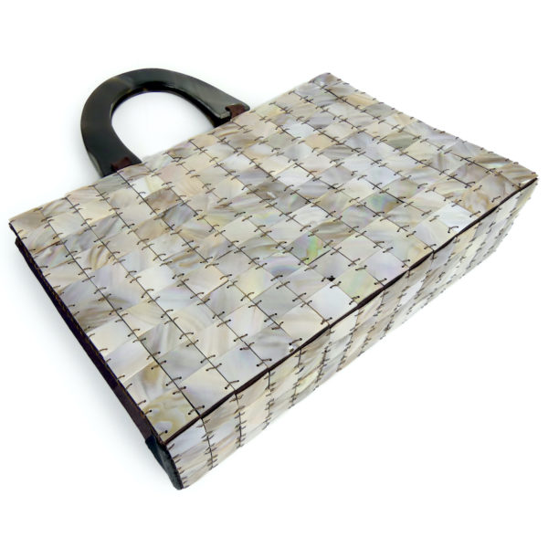 Petit sac de soirée en nacre corne et tissu marron satiné (dessous 3/4)