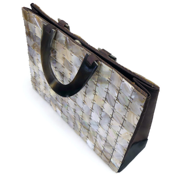 Petit sac de soirée en nacre corne et tissu marron satiné (dessus 3/4)