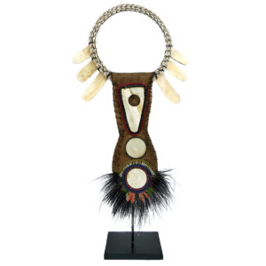 Grand plastron papou de cérémonie sur socle Papouasie-Nouvelle-Guinée (face)