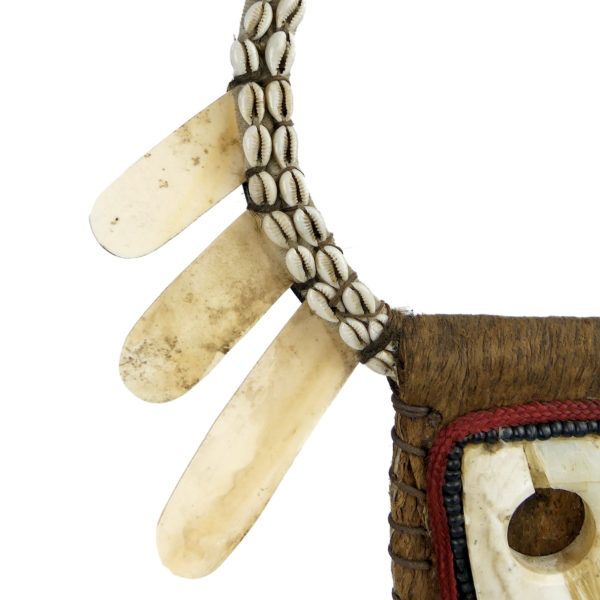 Grand plastron papou de cérémonie sur socle Papouasie-Nouvelle-Guinée (détail)