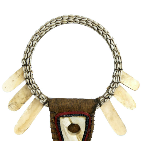 Grand plastron papou de cérémonie sur socle Papouasie-Nouvelle-Guinée (détail)