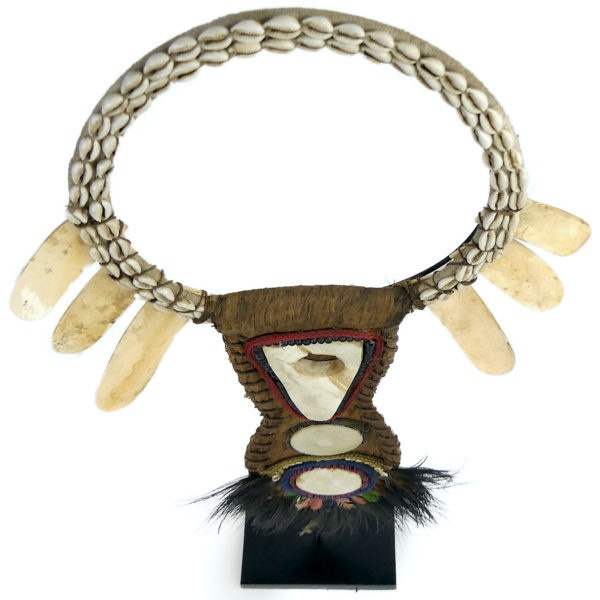 Grand plastron papou de cérémonie sur socle Papouasie-Nouvelle-Guinée (dessus 3/4)