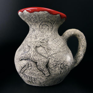 Petit pot style néolithique gris et rouge des années 50 signé Francis Triay (face)