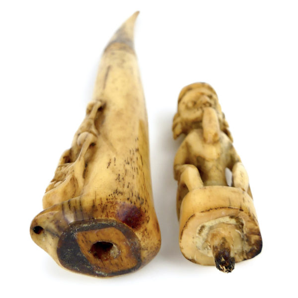 Boîte à médecine Dayak en os de bovin sculpté sur socle métallique noir (détail)