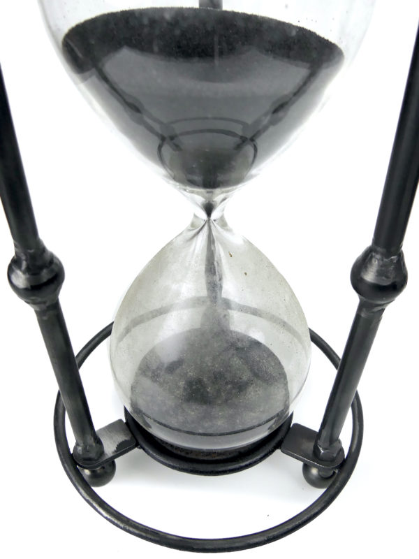 Grand sablier ancien cage trépied en acier et verre (détail)