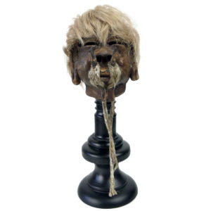 Tête réduite Tsantsa Jivaro réplique sur pied en bois tourné noir (face)