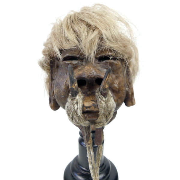 Tête réduite Tsantsa Jivaro réplique sur pied en bois tourné noir (face)