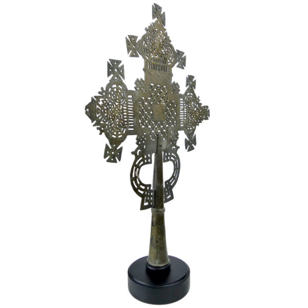 Grande croix processionnelle copte en alliage éthiopien sur pied en marbre noir (3/4)