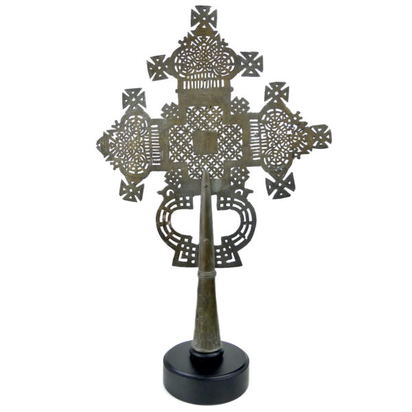 Grande croix processionnelle copte en alliage éthiopien sur pied en marbre noir (face)