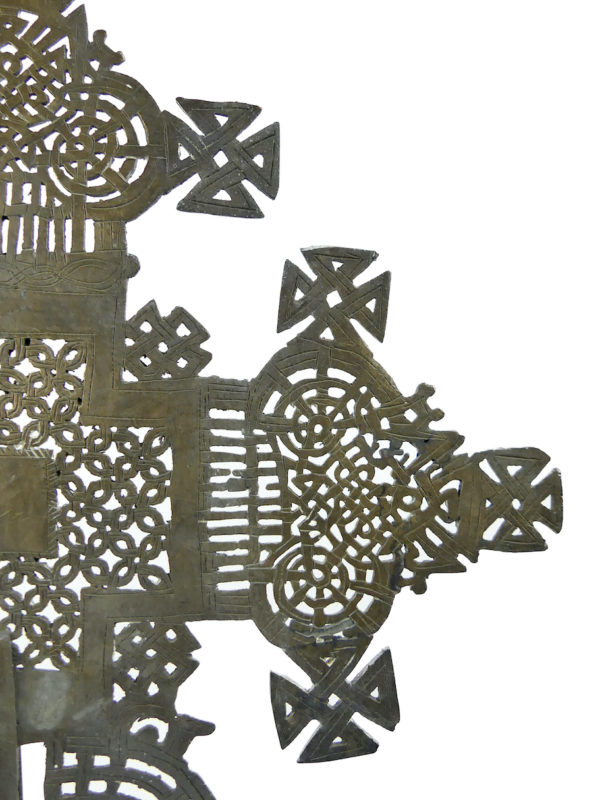 Grande croix processionnelle copte en alliage éthiopien sur pied en marbre noir (détail)