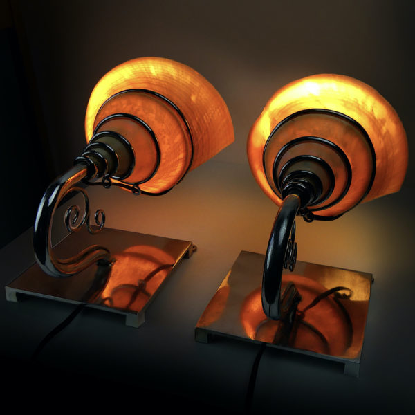 Deux appliques coquillages Syrinx aruanus montés en lampes murales Indonésie (allumées)