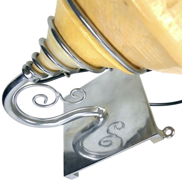 Deux appliques coquillages Syrinx aruanus montés en lampes murales Indonésie (détail)