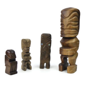 Famille de 4 tikis polynésiens sculptés en bois précieux Pacifique