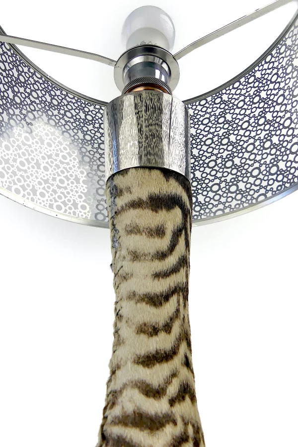 Grande lampe zèbre sur socle et abat-jour en métal Lampe design (détail)