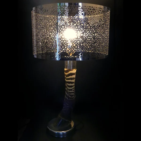 Grande lampe zèbre sur socle et abat-jour en métal Lampe design (allumée)