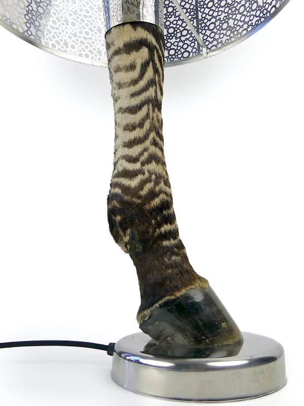 Grande lampe zèbre sur socle et abat-jour en métal Lampe design (détail)