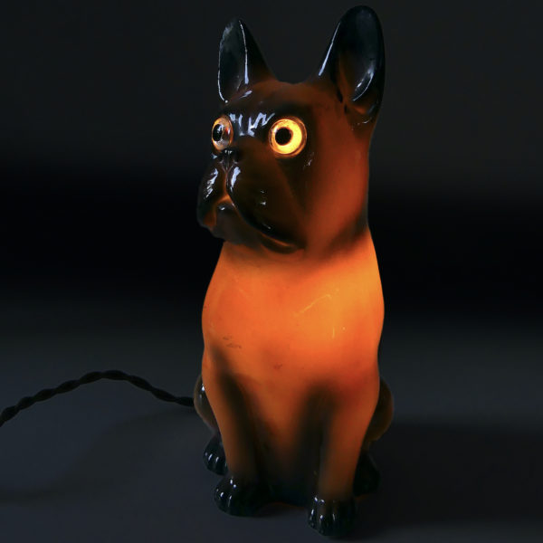 Veilleuse bouledogue en porcelaine du début XXe Déco rétro (allumée)