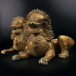 Paire de lions Singha allongés gardiens de temple en bronze doré Chiens de fô XIXe Thaïlande (3/4)