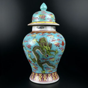 Pot aux 3 dragons et son couvercle en porcelaine chinoise de la famille rose (face)