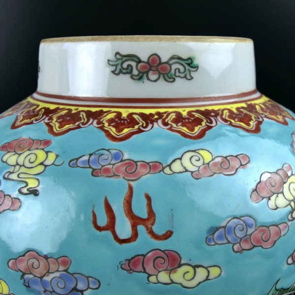 Pot aux 3 dragons et son couvercle en porcelaine chinoise de la famille rose (détail)