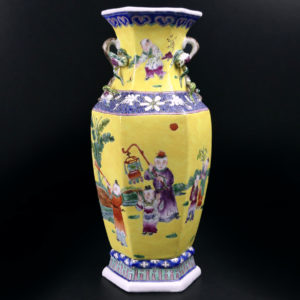 Vase chinois jaune ancien en porcelaine hexagonale à décor floral Chine Mi-XXe (face)