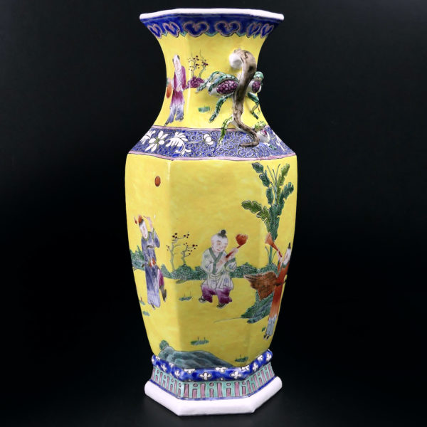 Vase chinois jaune ancien en porcelaine hexagonale à décor floral Chine Mi-XXe (3/4)