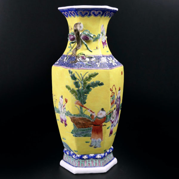 Vase chinois jaune ancien en porcelaine hexagonale à décor floral Chine Mi-XXe (3/4)
