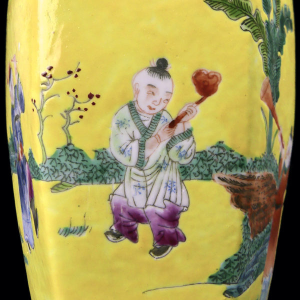 Vase chinois jaune ancien en porcelaine hexagonale à décor floral Chine Mi-XXe (détail)