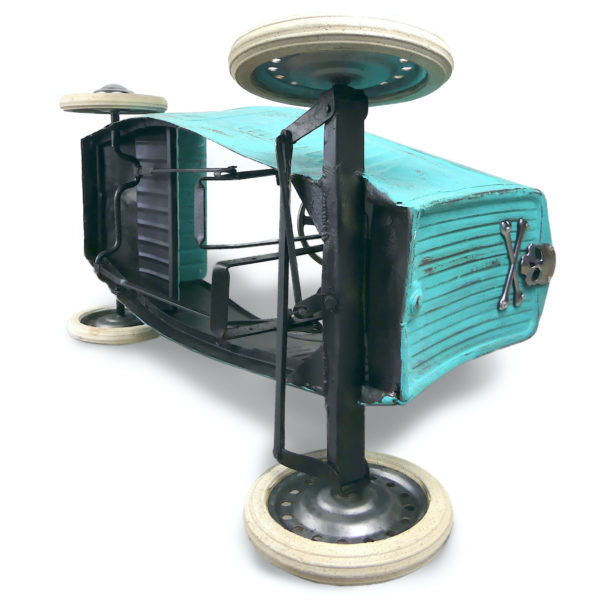 Voiture à pédales Rat Rod restaurée en tôle bleu clair délavé Années 30 France (dessous 3/4)