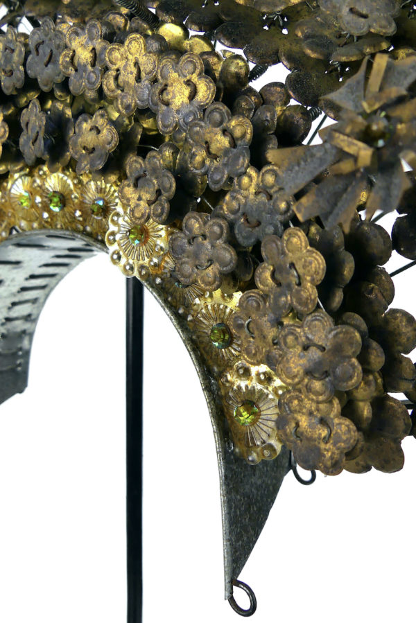 Couronne de mariée Suntiang Minangkabau ancienne sur socle noir Indonésie (détail)