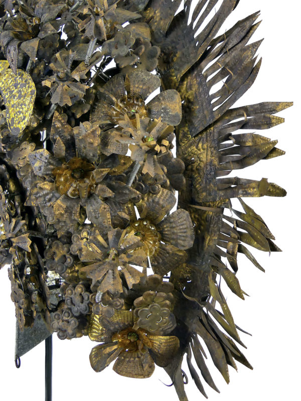 Couronne de mariée Suntiang Minangkabau ancienne sur socle noir Indonésie (détail)